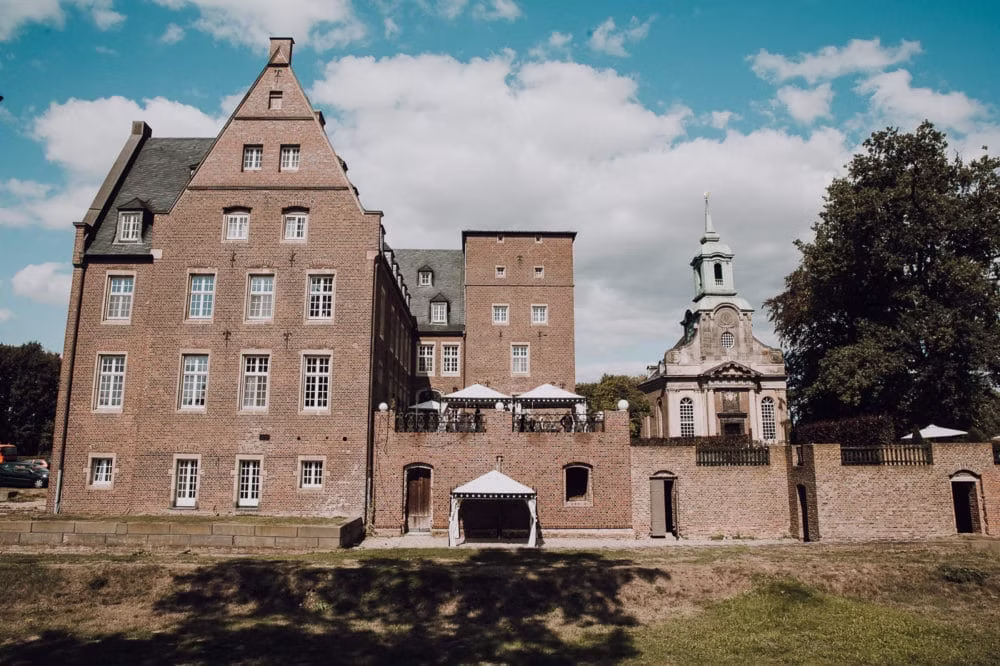 Schlosspark von Schloss Diersfordt mit altem Baumbestand