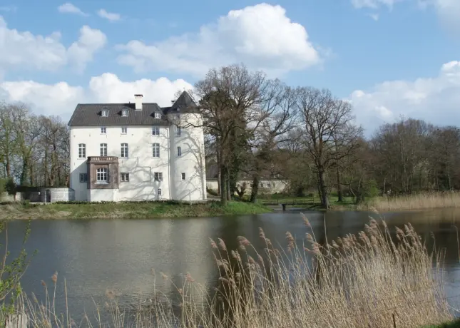 Burg Boetzelaer mit Vorburg am Boetzelaerer Meer