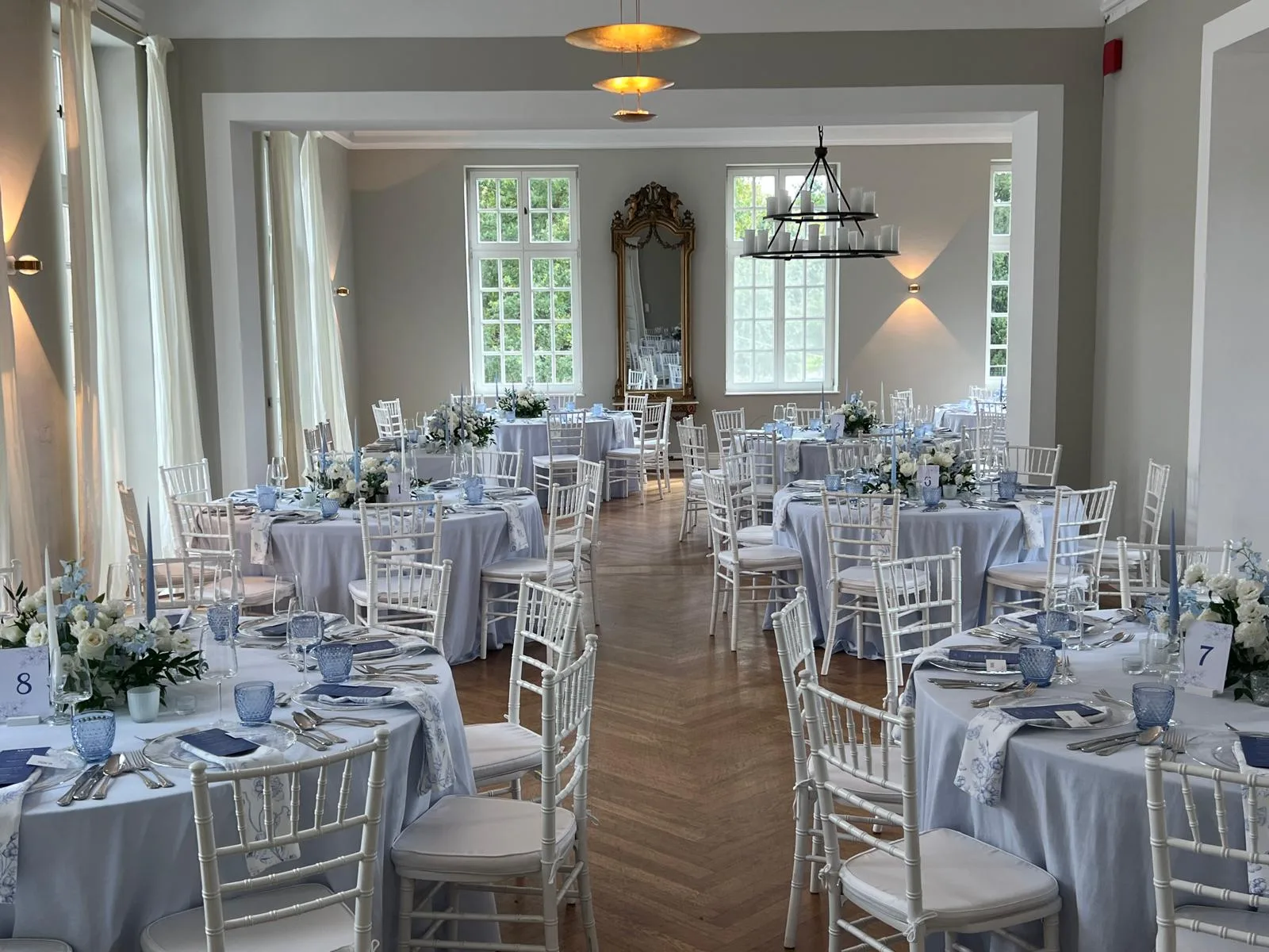 Festlich eingedeckte runde Hochzeitstafeln im Festsaal von Schloss Diersfordt