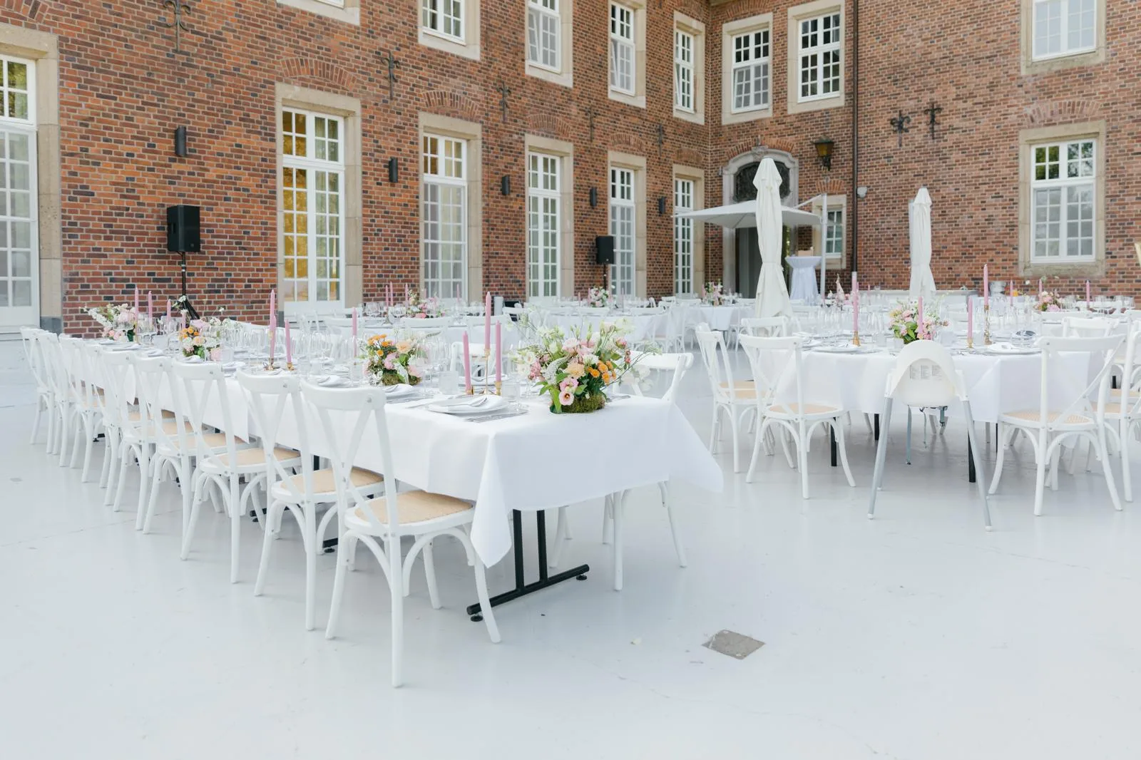Hochzeitstafeln im Innenhof von Schloss Diersfordt vor historischer Backsteinfassade