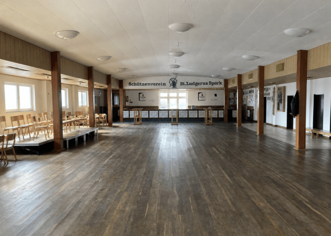 Saalansicht im Sporker Saal mit Schriftzug des Schützenvereins St. Ludgerus Spork