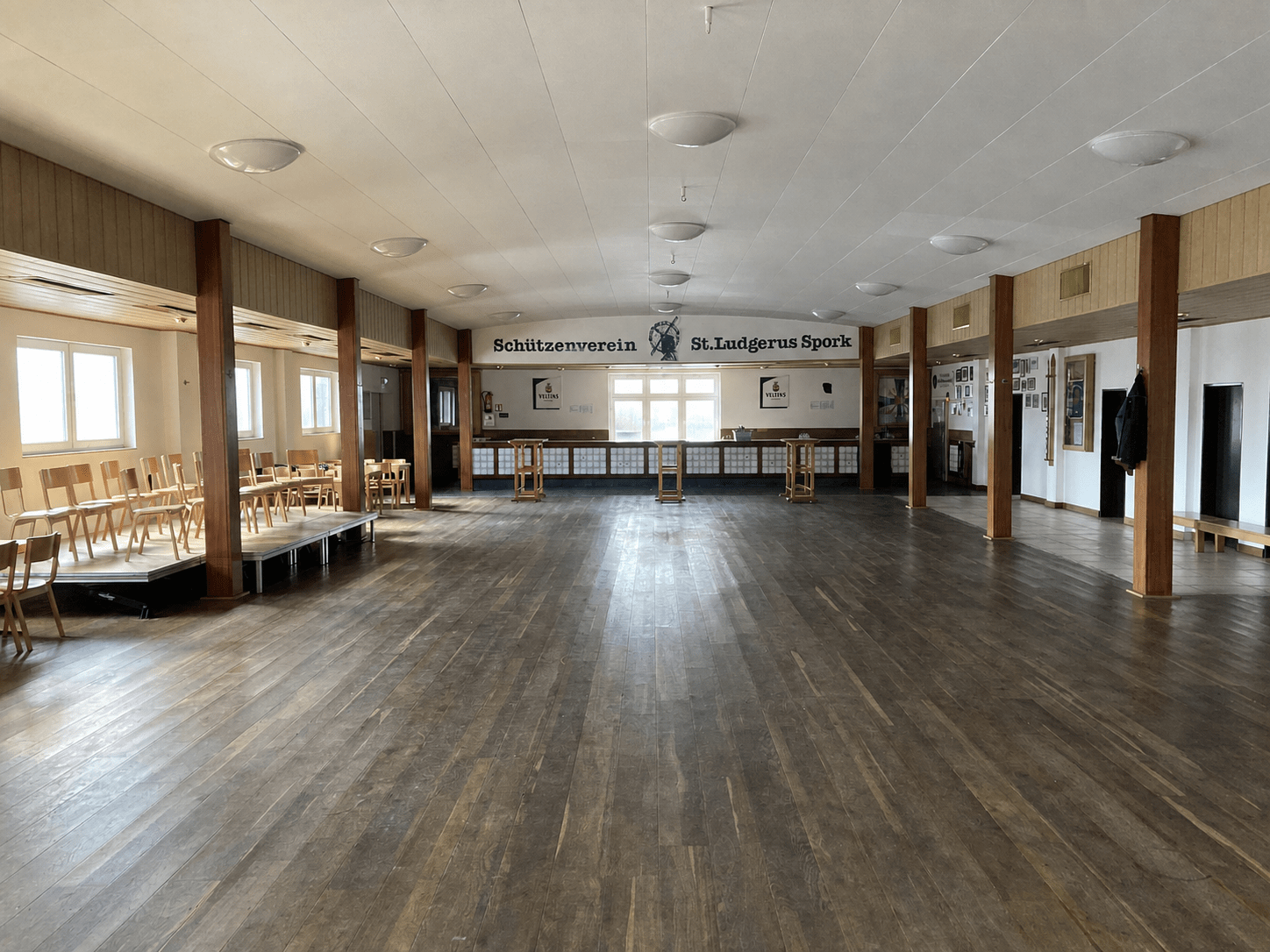 Saalansicht im Sporker Saal mit Schriftzug des Schützenvereins St. Ludgerus Spork